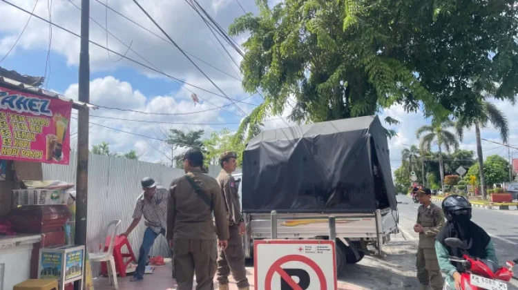Satpol PP Kobar Tertibkan PKL di Depan RSUD Sultan Imanuddin