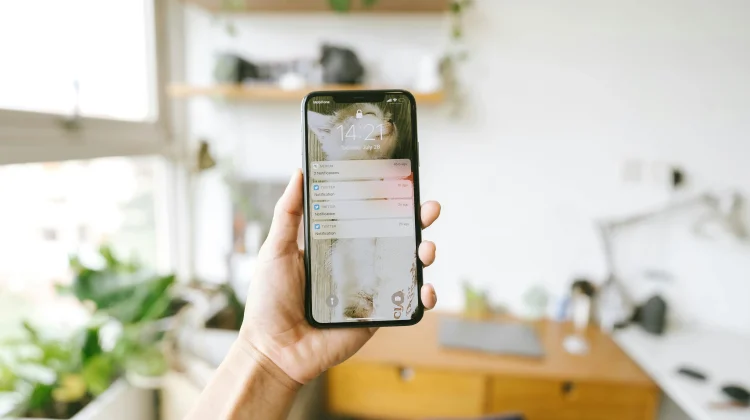 Jangan Panik, Ini Alasan Notifikasi Ponsel Sering Terlambat Masuk
