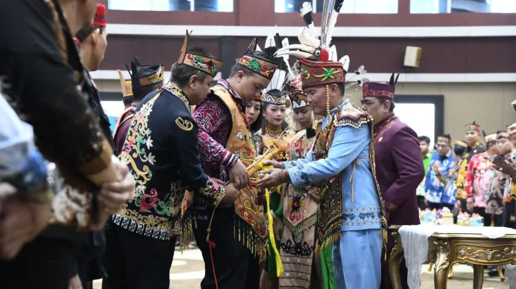 Gubernur Agustiar Lantik Pengurus DAD dan BATAMAD Se-Kalteng