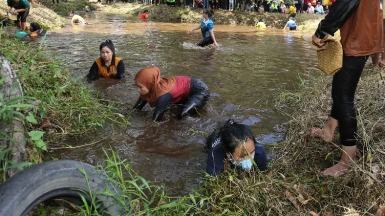 Mangaruhi FBIM Lestarikan Tradisi Dayak