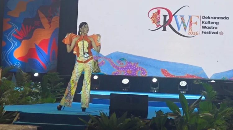 Fashion Show Wastra Meriahkan Rangkaian Dekranasda Kalteng Wastra Festival 2026