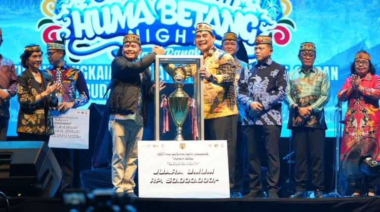 Bupati Barito Utara Terima Piala Juara Umum FBIM 2026