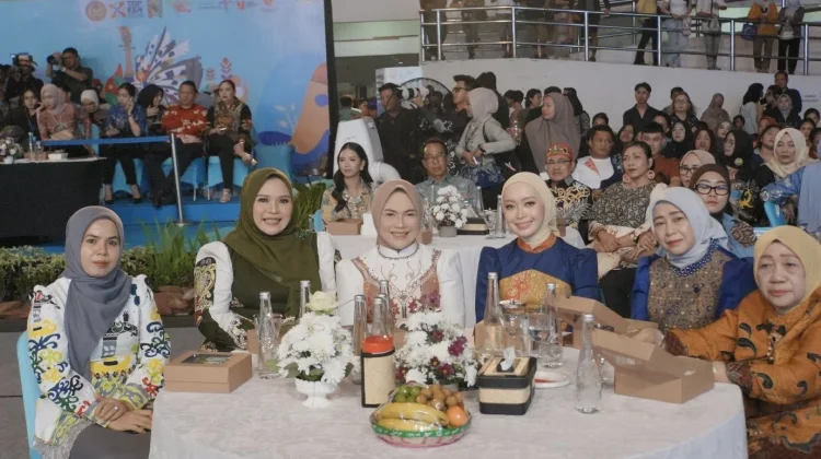 Ketua Dekranasda Kapuas Hadiri Acara Dekranasda Kalteng Wastra Festival 2026