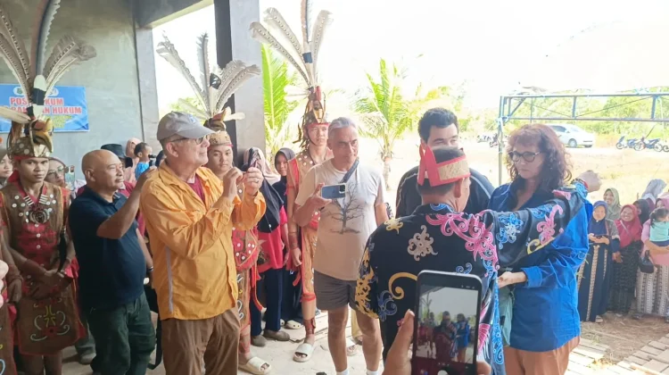 Wisatawan Amerika Kunjungi Museum Mini Pulau Kupang di Kapuas