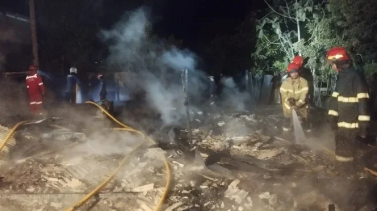 Damkar Kobar Padamkan Kebakaran Warung di Arut Selatan
