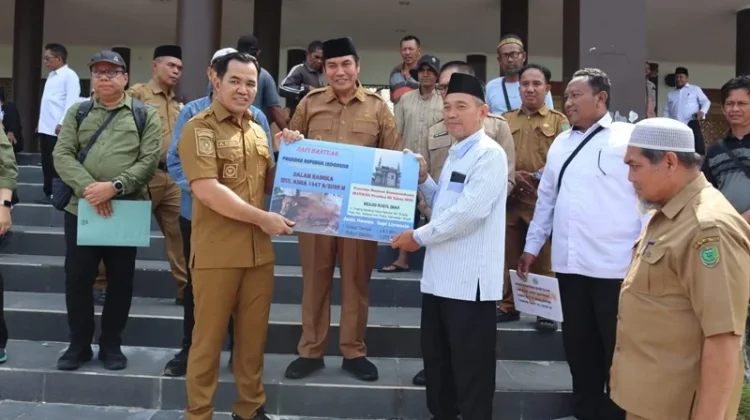 Bupati Pulang Pisau Serahkan 50 Ekor Sapi Kurban Sambut Idul Adha 1447 Hijriah