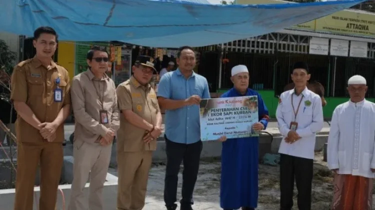 Bupati Kapuas Serahkan Hewan Kurban untuk Masjid Darul Muttaqin Kecamatan Selat