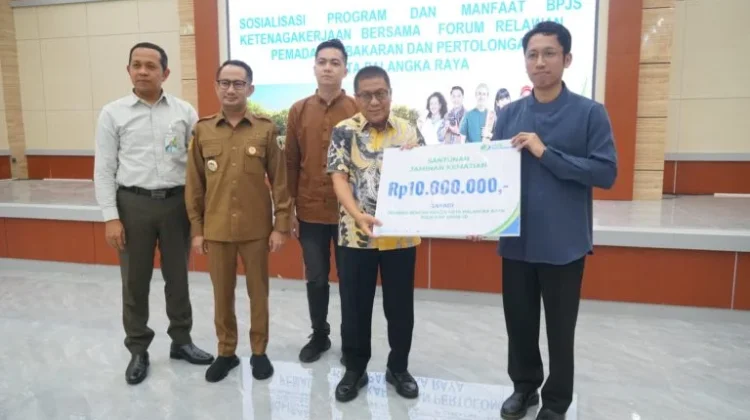 BPJS Ketenagakerjaan Serahkan Santunan Relawan Damkar yang Gugur saat Bertugas