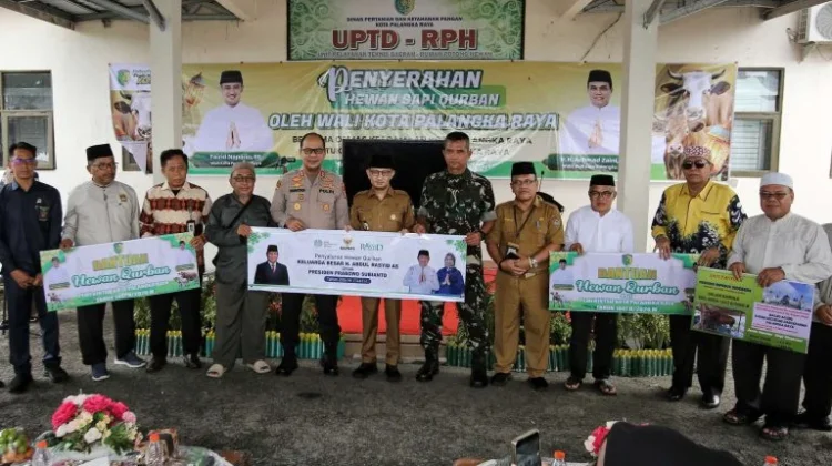 Wali Kota Palangka Raya Serahkan Bantuan Sapi Kurban