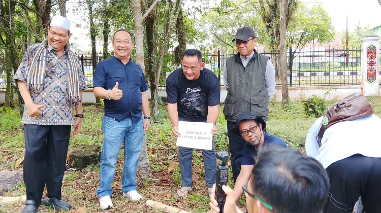 Dinas Lingkungan Hidup Kalteng Bagikan Daging Kurban kepada Masyarakat