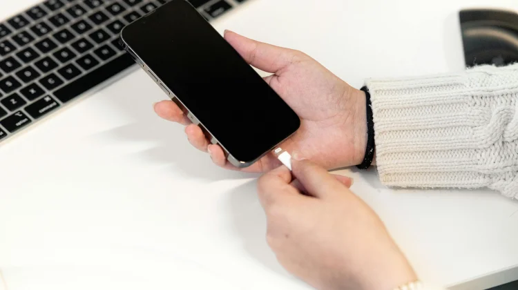 Tips Charge Handphone yang Bikin Baterai Awet