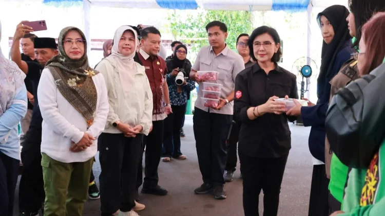 Gubernur Kalteng Bagi Daging Qurban untuk Masyarakat di Istana Isen Mulang