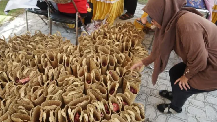 Ramah Lingkungan, Masjid Al Farid Bagikan Daging Kurban dalam Tas Purun