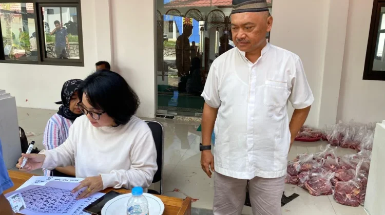 Disnakertrans Kalteng Bagikan Daging Kurban Kepada Kaum Disabilitas
