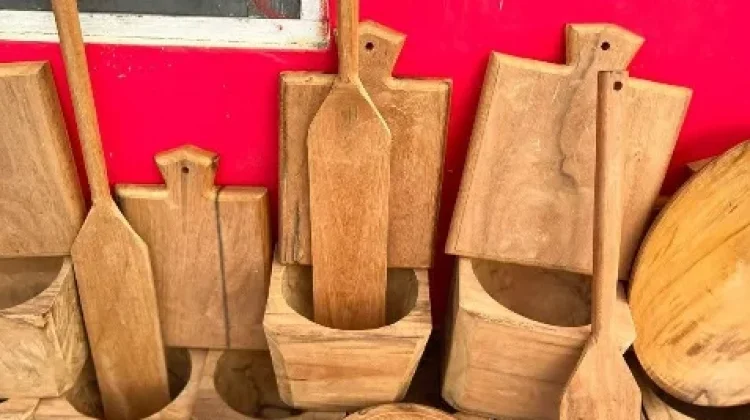 Alat Rumah Tangga dari Kayu Ulin Tetap Diminati karena Kekuatan dan Keawetannya
