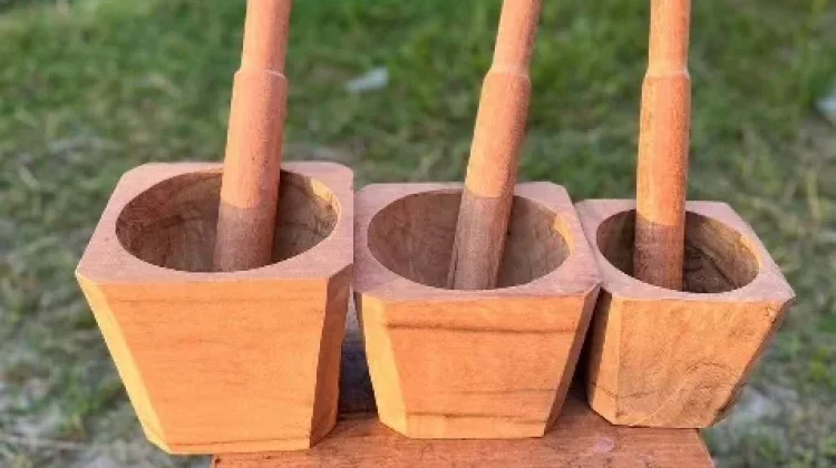Alat Tumbuk Tradisional Tetap Bertahan di tengah Modernisasi Peralatan di Dapur