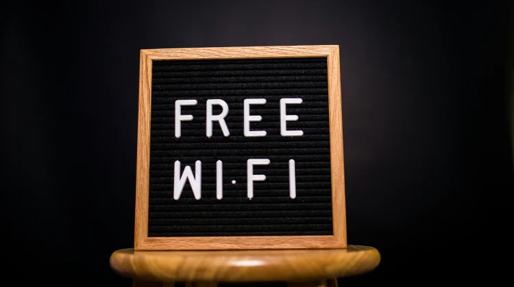 Incar Jaringan WiFi Gratis di Ruang Publik? Intip Risiko Siber yang Mengintai Anda