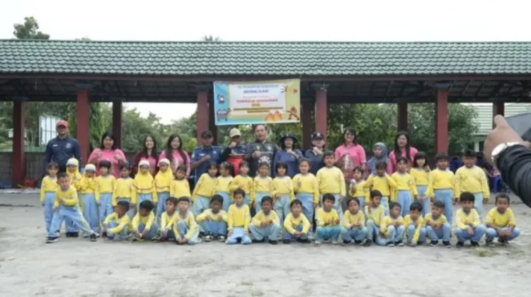 Dinas Damkar Palangka Raya Edukasi Anak Sekolah Memadamkan Api