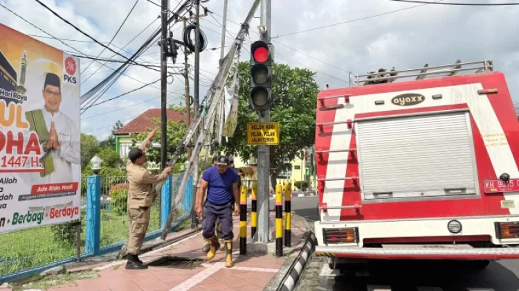Cegah Bahaya, Satpol PP dan Damkar Kobar Tertibkan Baliho Berisiko Roboh