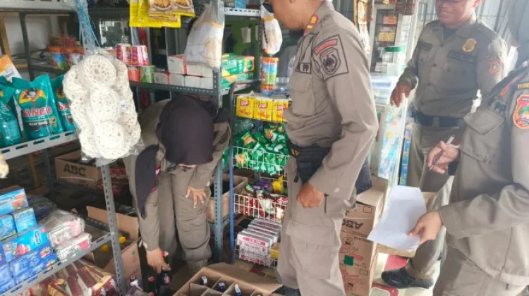 Satpol PP Kobar Amankan Puluhan Liter Miras dan Ratusan Botol Kosong