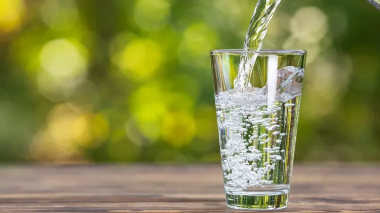 Manfaat Minum Air Sambil Duduk