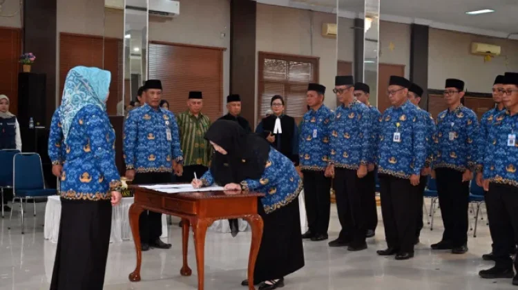 Bupati Kobar Lantik 12 Pejabat Pimpinan Tinggi Pratama