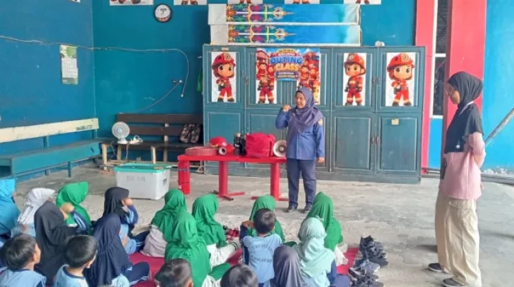 Edukasi sejak Dini, Puluhan Siswa SD IT Budi Luhur Serbu Markas Damkar Kobar