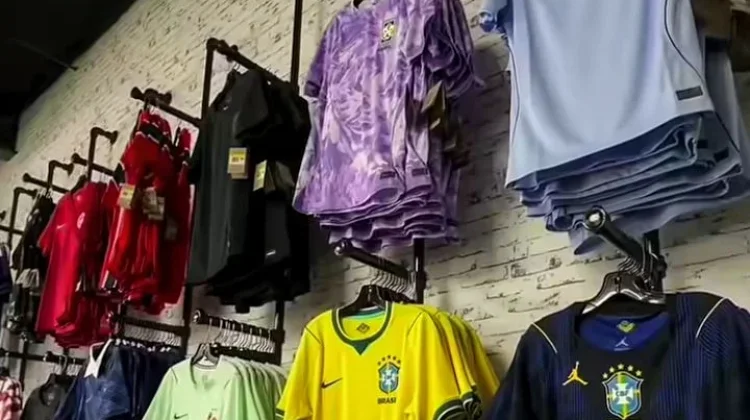 Menjelang Piala Dunia, Pembelian Baju Bola Meningkat