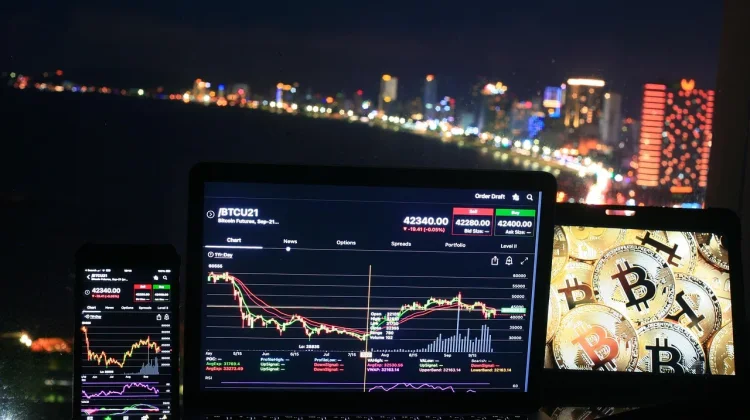Pengamat Ekonomi: Pelemahan Rupiah Tekan Investasi dan Biaya Produksi Nasional