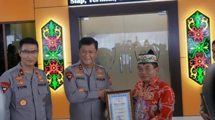 Bupati Kapuas Terima Penghargaan atas Dukungan Renovasi Mako Ditsamapta