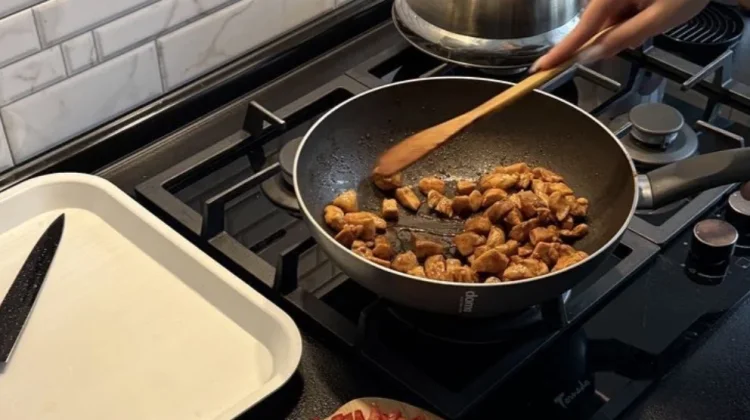 Menonton Konten Memasak untuk Relaksasi
