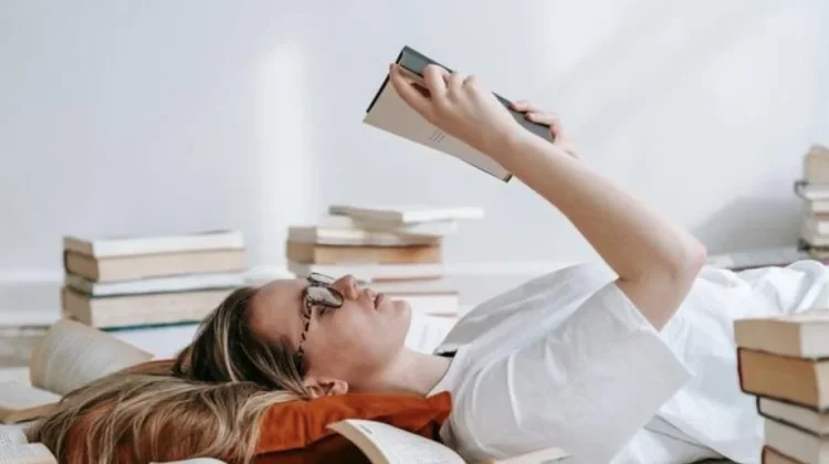 Membaca Buku Fisik Kembali Diminati Banyak Orang