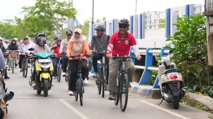 Bupati Shalahuddin Gowes Tinjau Kebersihan Kota dan Siring WFC