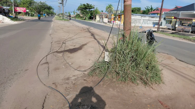 Bahaya Kabel Menjuntai di Jalan Ancam Keselamatan Pengguna Jalan