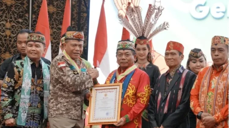 Bupati Kapuas Terima Penghargaan dan Medali Kehormatan Gerdayak Indonesia