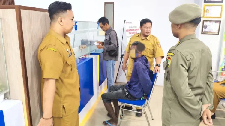 Resahkan Warga, Satpol PP Kobar Evakuasi ODGJ di Jalan Ahmad Yani