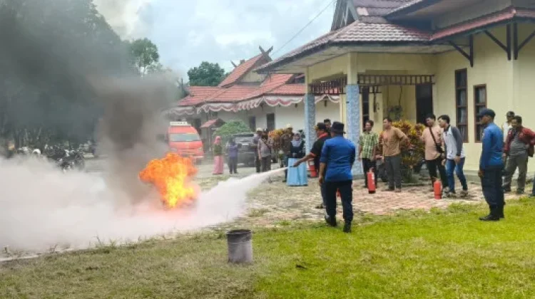 Gandeng Petani Sawit, Damkar Kobar Gelar Simulasi Tanggap Kebakaran