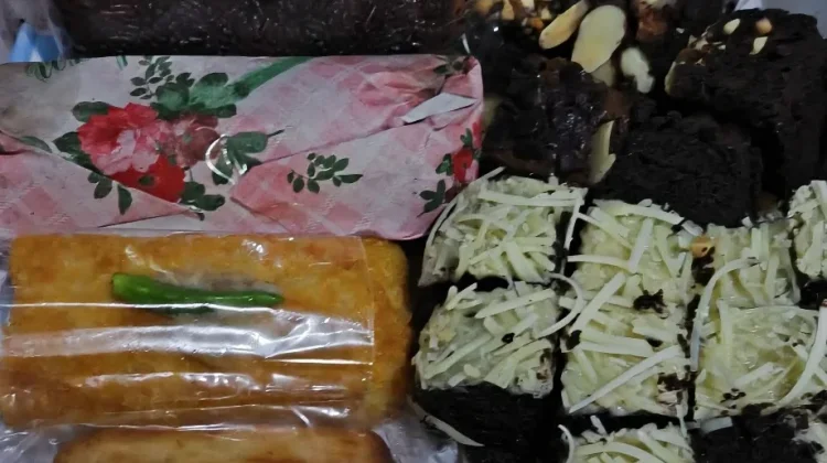 Menjual Aneka Jajanan Pasar, Upaya Pelaku UMKM Menambah Penghasilan