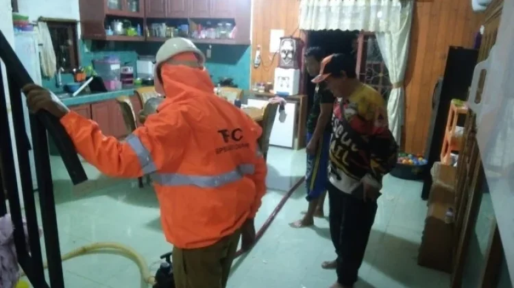 Rumah Warga Kumai Hulu Terendam, TRC BPBD Kobar Sedot Genangan Banjir