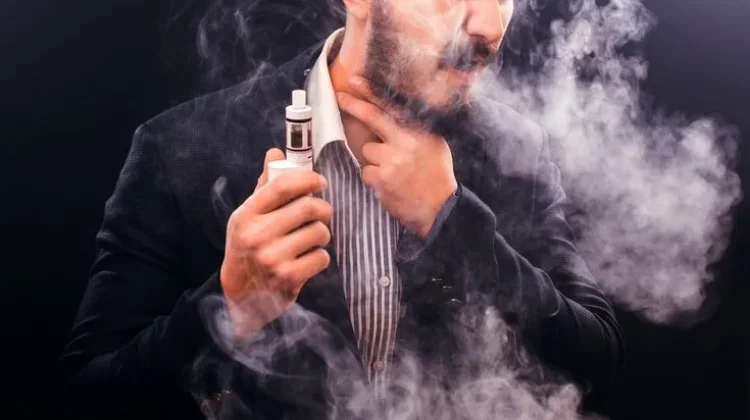 Vape atau Rokok Konvensional, Mana yang Lebih Berbahaya?