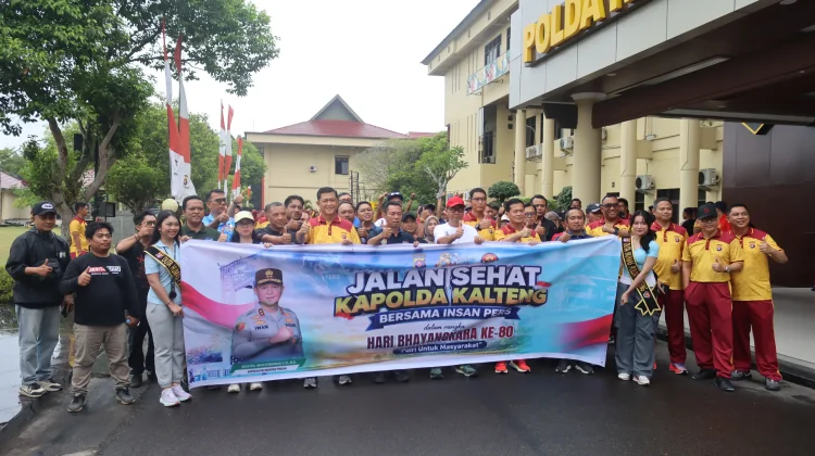 Sambut HUT Bhayangkara ke-80, Polda Kalteng Gelar Jalan Sehat Bersama Insan Pers
