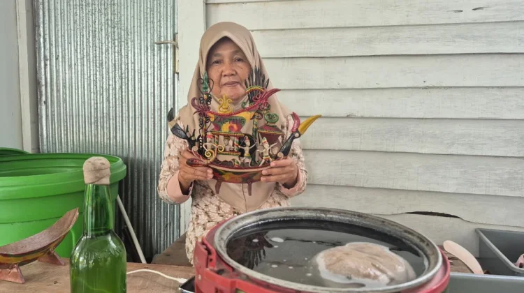 Membelah Gelombang Kehidupan dengan Miniatur Perahu Enggang