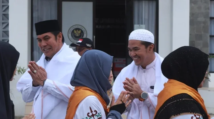 Tiba dengan Selamat, Puluhan Jemaah Haji Pulang Pisau Disambut Haru