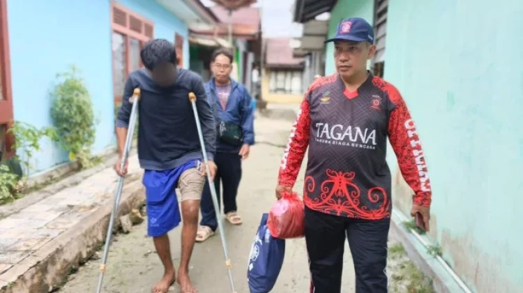 Dinsos Kobar Gerak Cepat Tangani Warga Cedera Patah Kaki yang Terlantar di Kumai