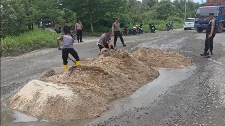 Kolaborasi Dinas PUPR, Polsek dan Pelaku Usaha Percepat Perbaikan Jalan di Kumai