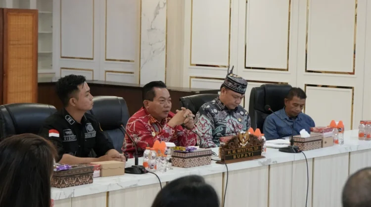 Bupati Kapuas Pimpin Rapat Lanjutan Rencana Elektrifikasi Desa Barunang