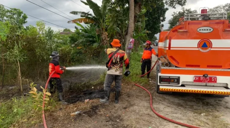Gerak Cepat, TRC BPBD Kobar Padamkan Kebakaran Lahan di Jalan A. Yani