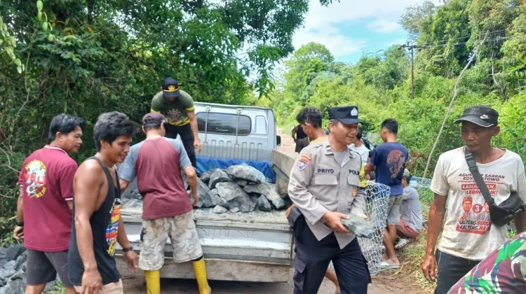 Semangat Gotong Royong, Anggota Polri Ikut Perbaiki Jembatan Bersama Warga