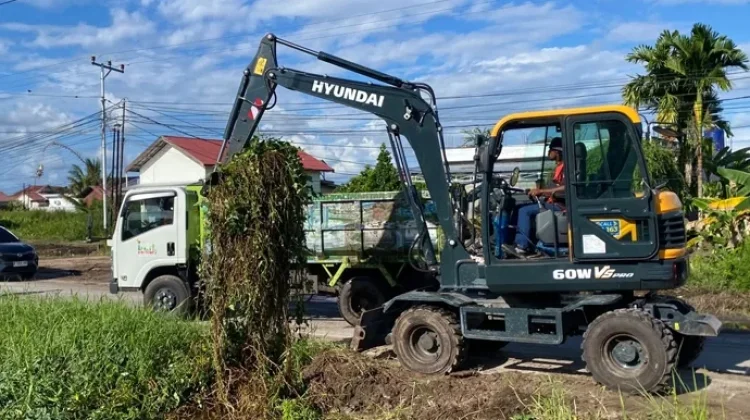 Satpol PP Palangka Raya Eksekusi Pembersihan Drainase Buntu