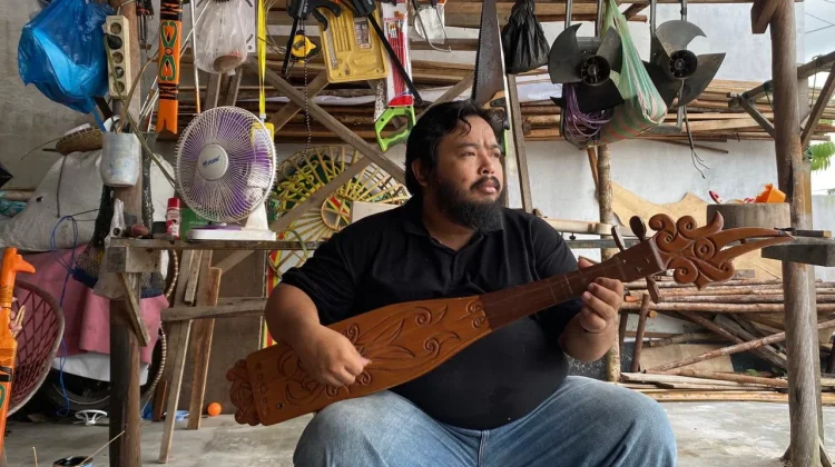 Pengrajin Kacapi Lestarikan Alat Musik Tradisional Kalteng